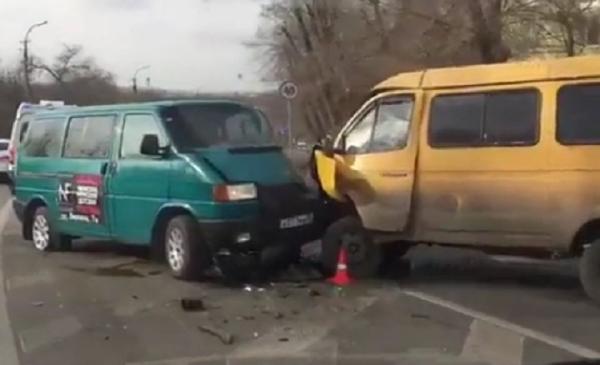 В ДТП с маршруткой в Элисте пострадали 15 человек